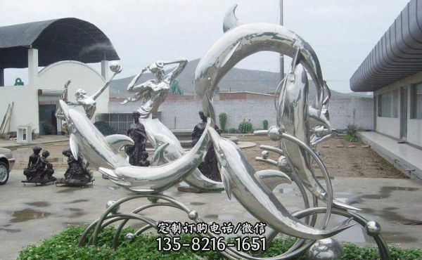 游樂園一群活躍的不銹鋼海豚雕塑