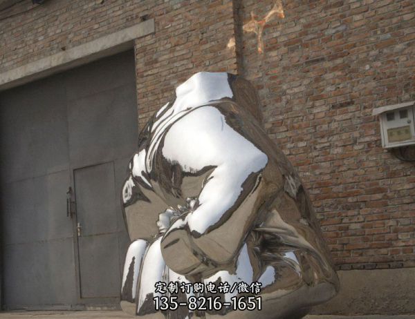 不銹鋼鏡面法院正義拳頭雕塑