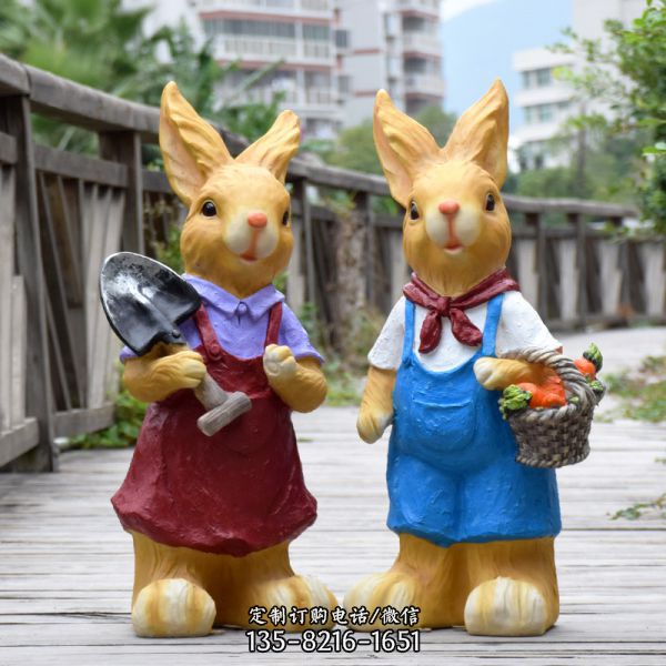 商場兩只樹脂彩繪兔子雕塑