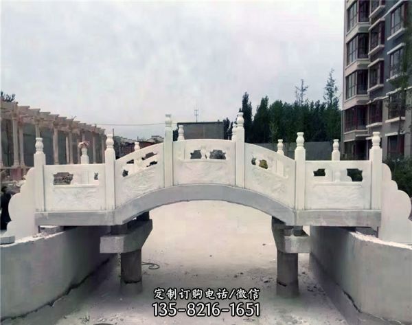 小區(qū)景觀擺放漢白玉拱橋欄桿雕塑
