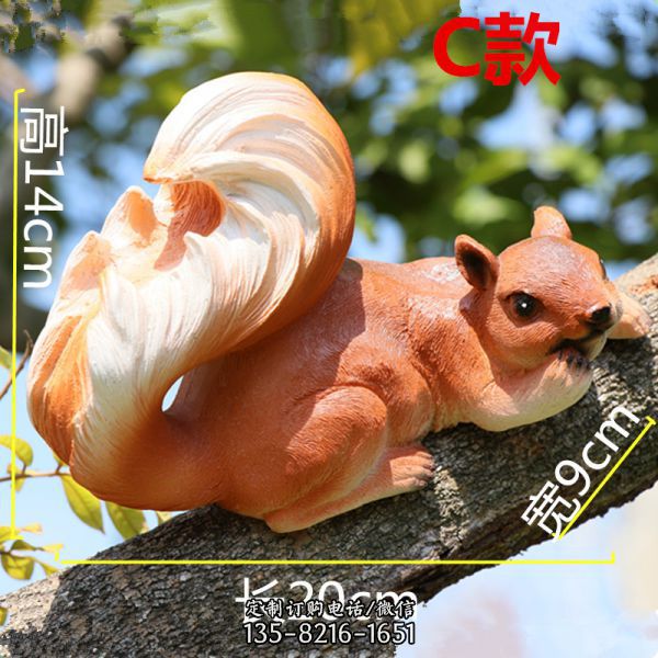 樹枝上一只找食物的樹脂松鼠雕塑