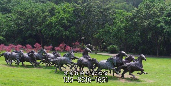 公園里擺放的一群黑色狂奔的玻璃鋼 抽象馬群雕塑