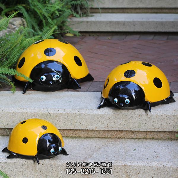 公園里擺放的三只黃色的玻璃鋼彩繪瓢蟲雕塑