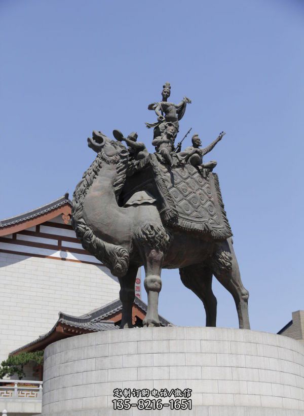 廣場上擺放的仰天長嘯的玻璃鋼創意駱駝雕塑