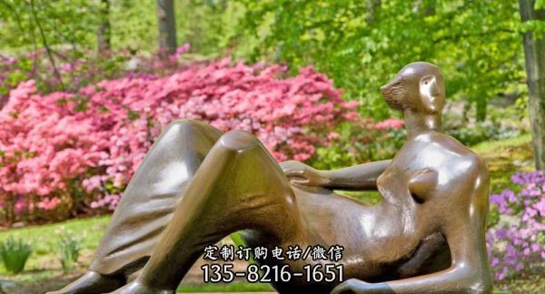 公園景區(qū)抽象躺著的人物銅雕女孩雕塑