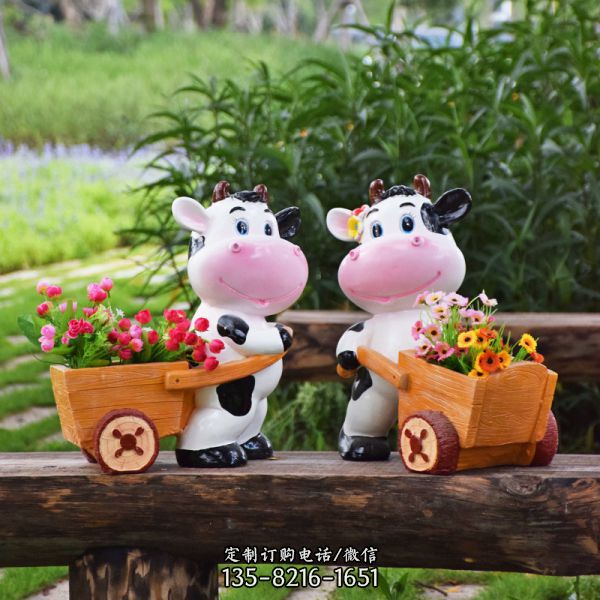 戶外花園玻璃鋼彩繪推著小車的奶牛雕塑