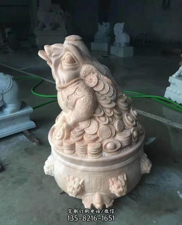 公園擺放的花崗巖石雕創(chuàng)意金蟾雕塑