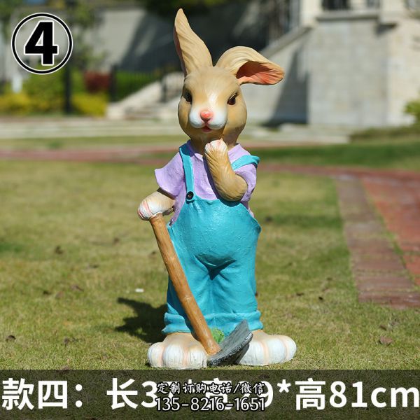 農(nóng)場一只拿鋤頭的玻璃鋼兔子雕塑