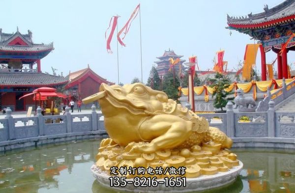 景區(qū)水池里擺放的金色的玻璃鋼噴漆金蟾雕塑