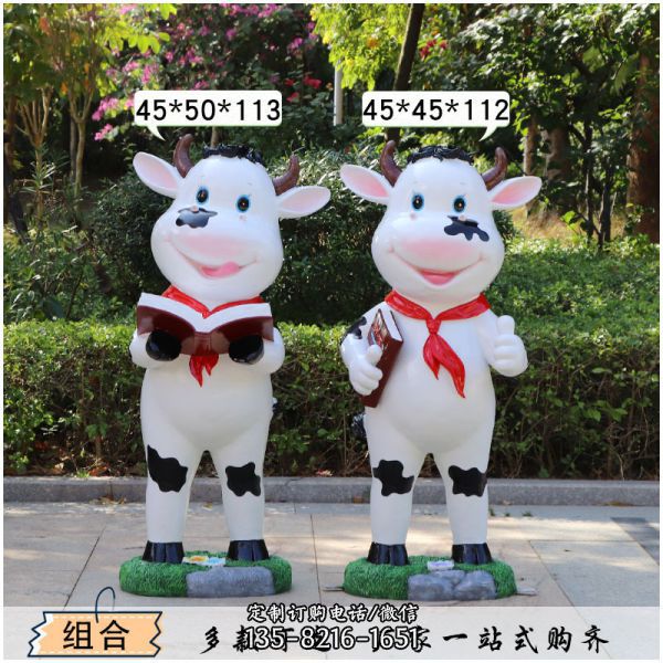 校園兩只拿書的玻璃鋼牛雕塑