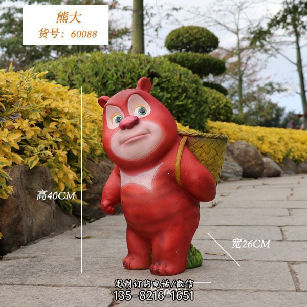路邊有一只歪著頭的玻璃鋼彩繪熊出沒雕塑
