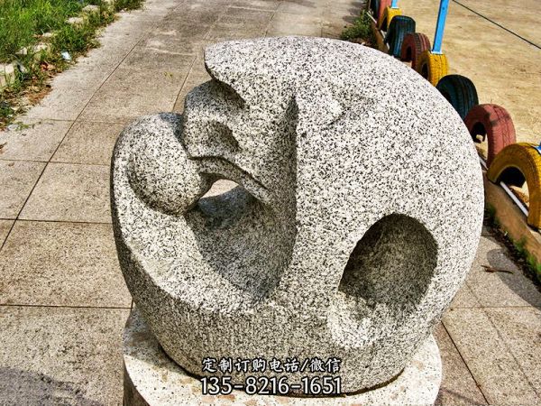 小區門口擺放創意鏤空擋車花崗巖石