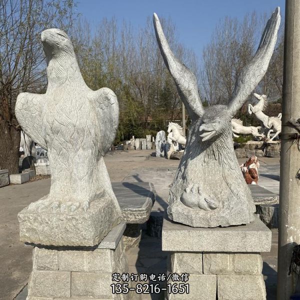 公園擺放兩只抽象石雕老鷹雕塑
