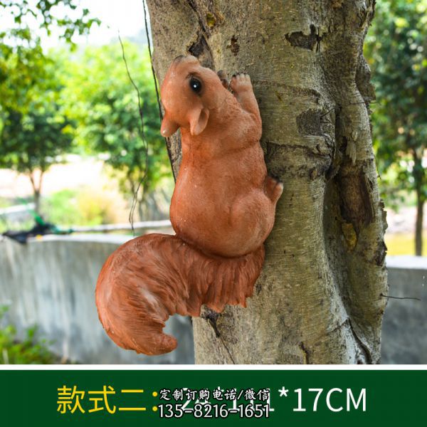 公園一只樹上爬行的玻璃鋼松鼠雕塑