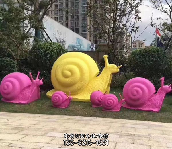 公園擺放的一大五小的噴漆蝸牛雕塑