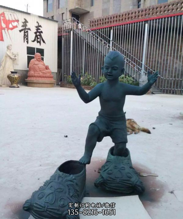 景區(qū)青銅創(chuàng)意穿虎頭鞋的兒童雕塑