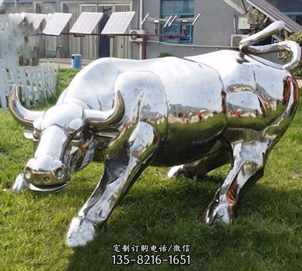 草地上擺放的銀色玻璃鋼創(chuàng)意華爾街牛
