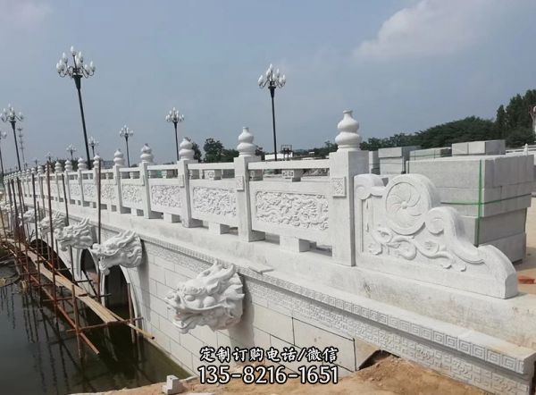 景區(qū)河道漢白玉石拱橋雕刻龍紋欄桿