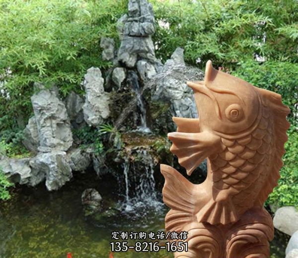 公園里擺放的黃蠟石石雕創意鯉魚雕塑