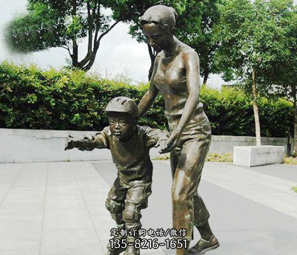 廣場小孩玩滑旱冰鞋人物玻璃鋼雕塑