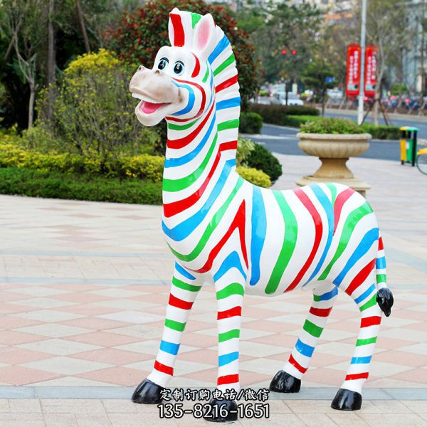 公園里擺放的一只玻璃鋼卡通斑馬雕塑