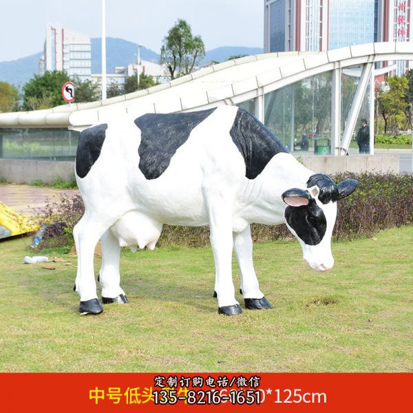 城市街道一只大號低頭的玻璃鋼牛雕塑