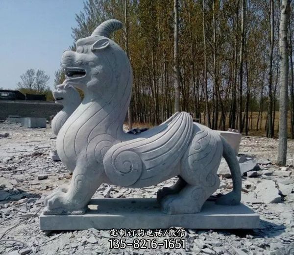 公園里擺放的青石石雕創意獨角獸雕塑