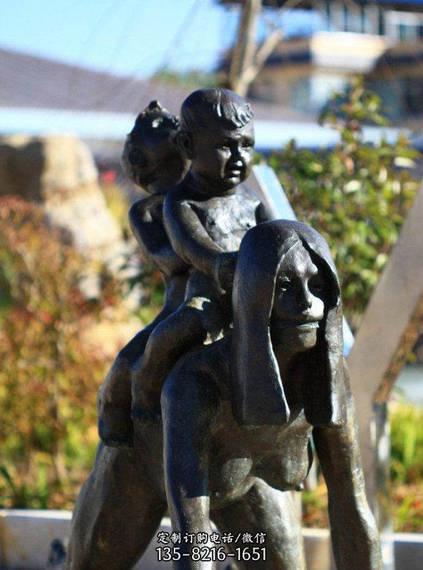 公園背孩子的母親人物銅雕兒童雕塑