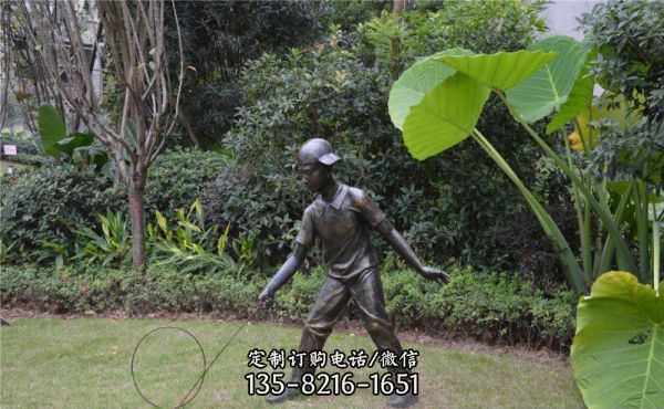 公園滾鐵環(huán)的小男孩人物銅雕兒童雕塑