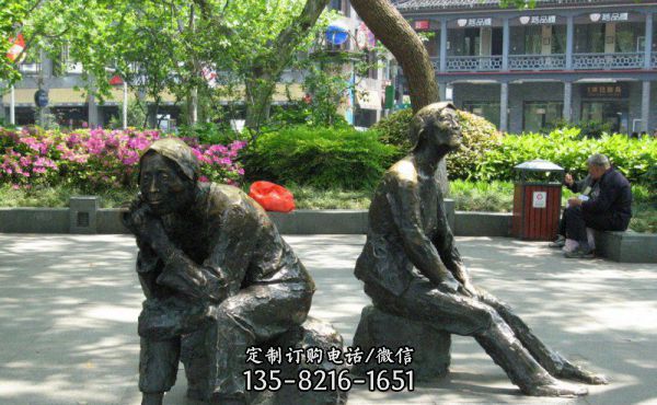 公園銅雕坐著石頭的老人雕塑