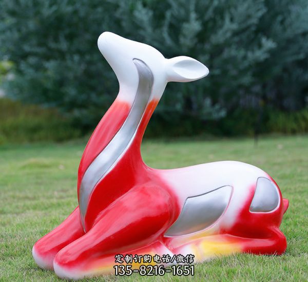 公園草坪上臥著的玻璃鋼彩繪梅花鹿雕塑