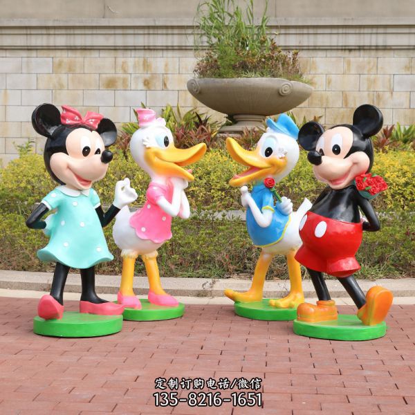 幼兒園兩對玻璃鋼米老鼠與唐老鴨雕塑