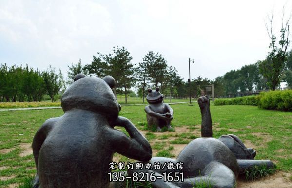 草坪三只不銹鋼青蛙雕塑