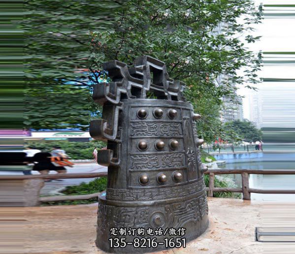 公園湖邊擺放古代樂器鐘銅雕