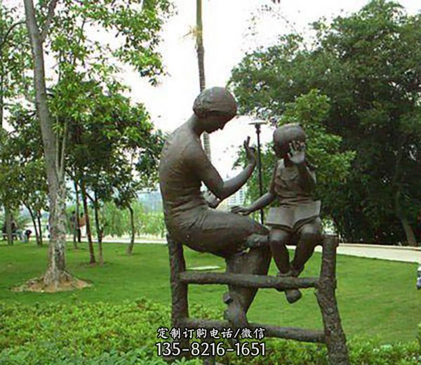 公園欄桿上休息的銅雕母女雕塑