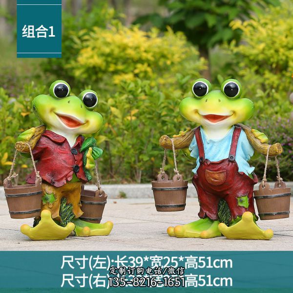 酒店兩只在挑水的玻璃鋼青蛙雕塑