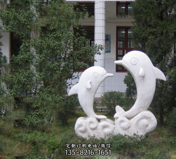 草坪一大一小兩只石雕海豚雕塑