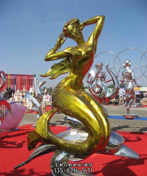 廣場上擺放的金色的玻璃鋼噴漆美人魚雕塑