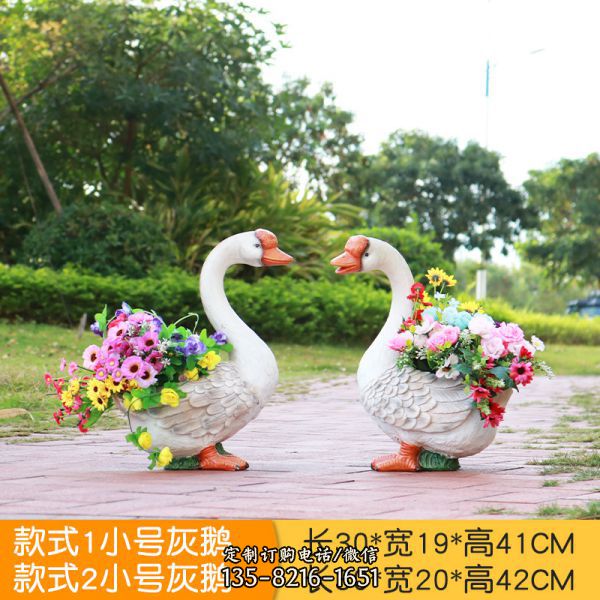 草坪玻璃鋼仿真背花天鵝雕塑