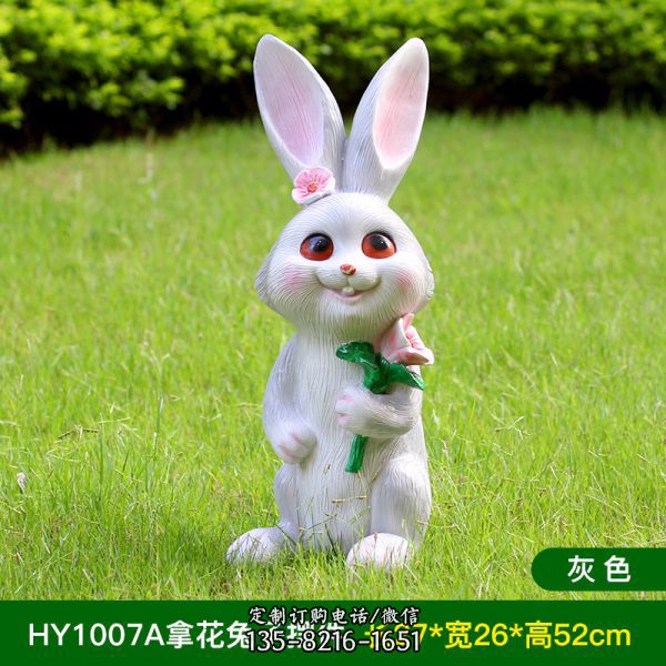 動(dòng)物園擺放一只呆萌的樹脂兔子雕塑