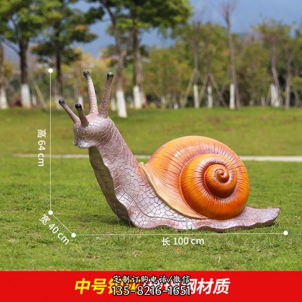 草地上擺放的中號銀灰色的玻璃鋼創(chuàng)意蝸牛雕塑