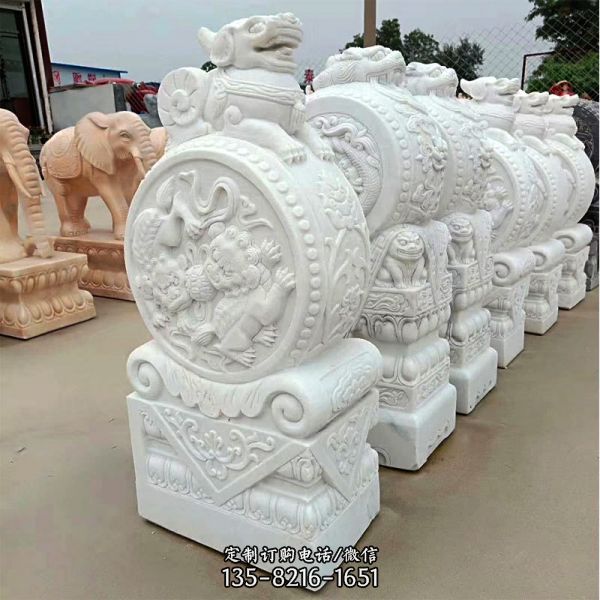 景區(qū)建筑門口擺放漢白玉浮雕神獸抱鼓石擺件