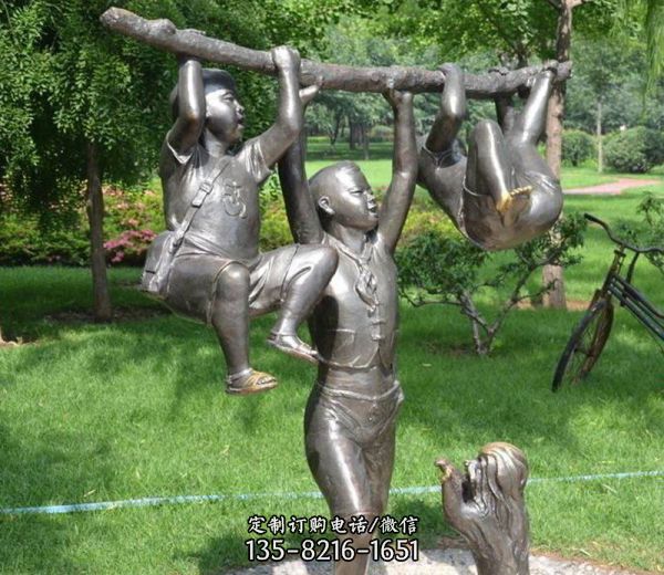 公園捉著樹枝玩耍的小孩小品銅雕