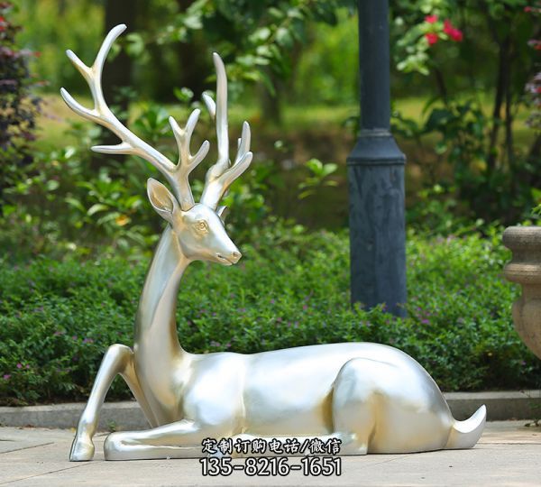 公園一只臥著的不銹鋼鹿雕塑