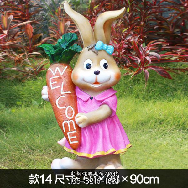 商店門口擺放一只歡迎光臨兔子雕塑