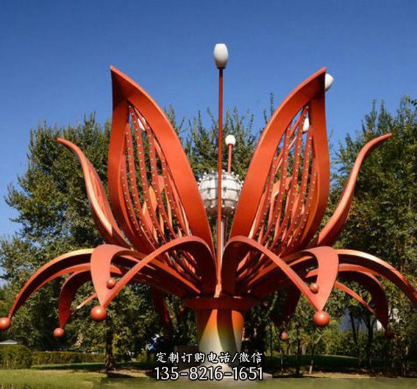 不銹鋼公園綻放的紅色花朵雕塑