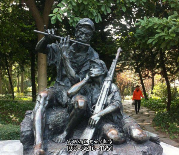 公園玻璃鋼趴著聽號角的八路軍雕塑
