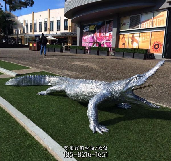 大型商場擺放的張嘴的玻璃鋼創(chuàng)意鱷魚雕塑