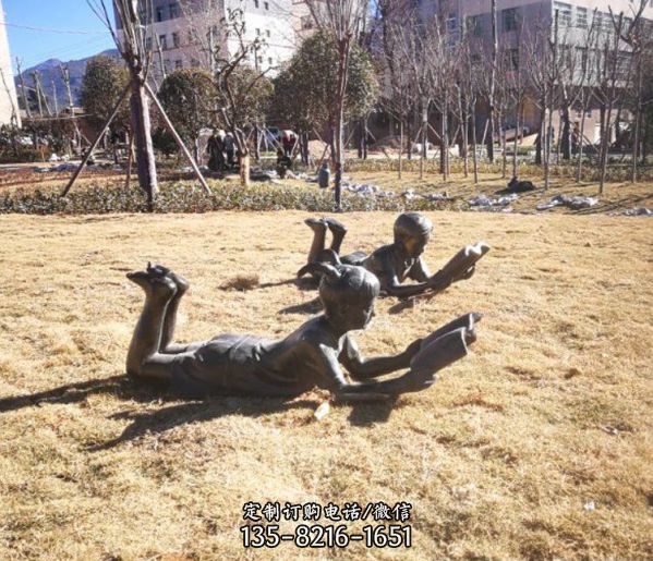 草坪玻璃鋼趴著的讀書雕塑