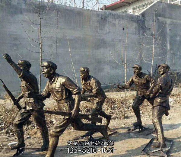 公園銅雕人物沖鋒的解放軍雕塑
